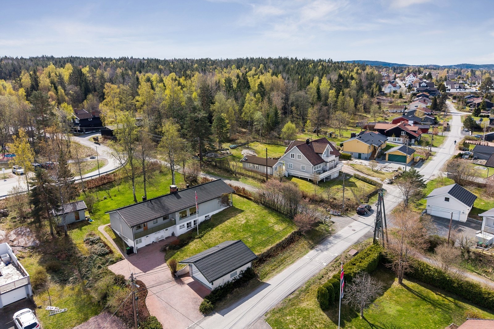 Eiendommen strekker seg over en romslig tomt på nesten 1,6 mål, med en stor hage og marka som nærmeste nabo. Galleribilde