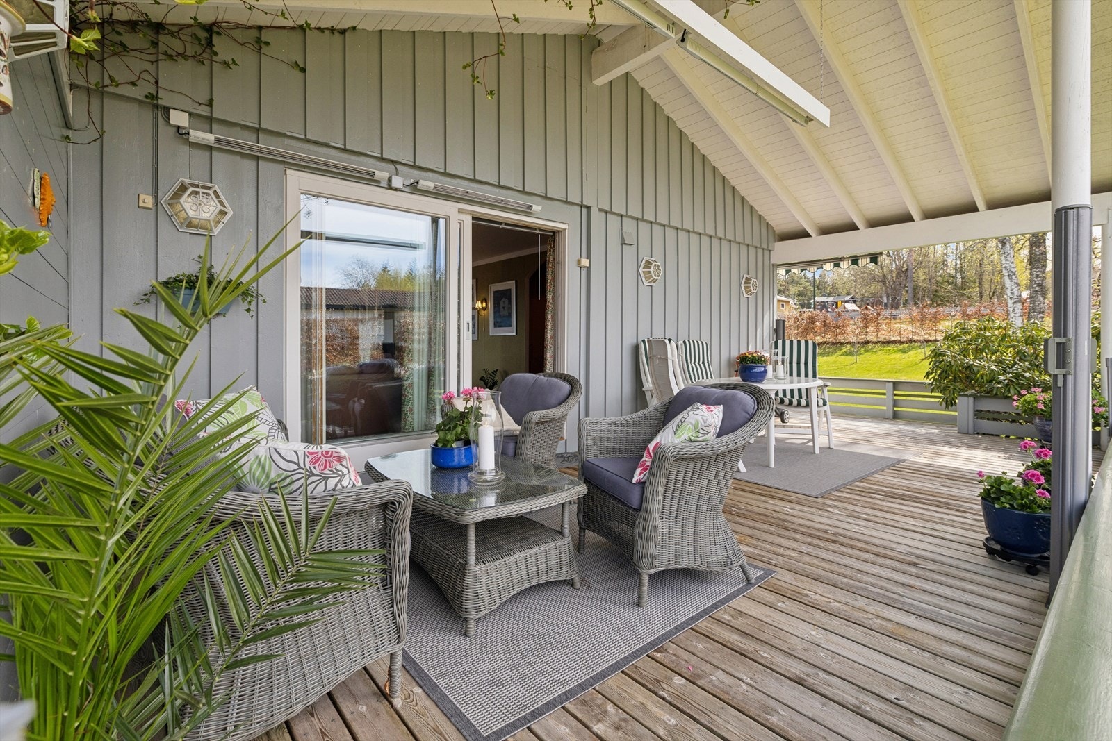 Terrassen på ca. 37 m² har god plass til både sittegruppe og spisebord. Galleribilde