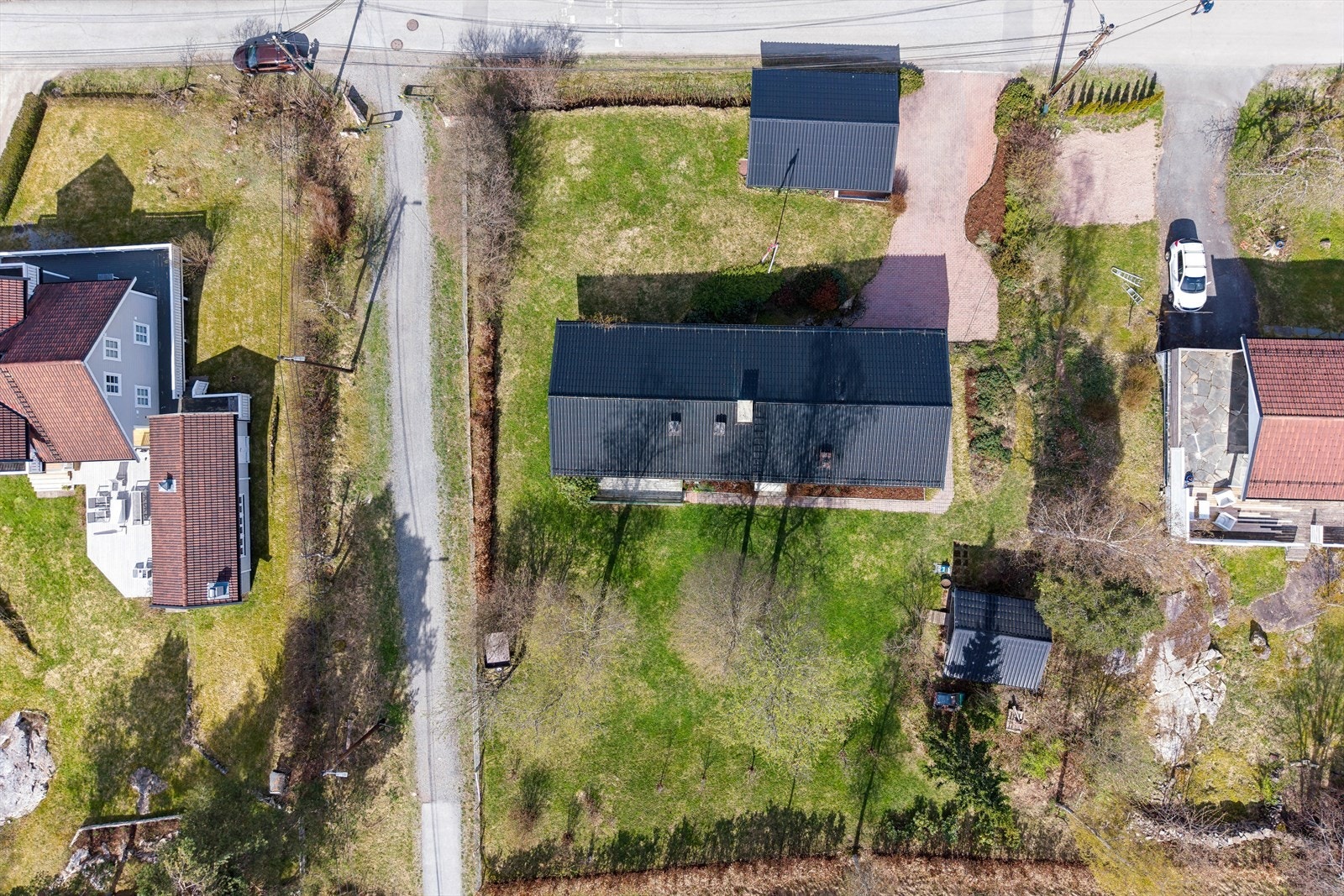Boligen er sentralt plassert på tomten, med gode solforhold og rikelig med uteplass på begge sider. Galleribilde