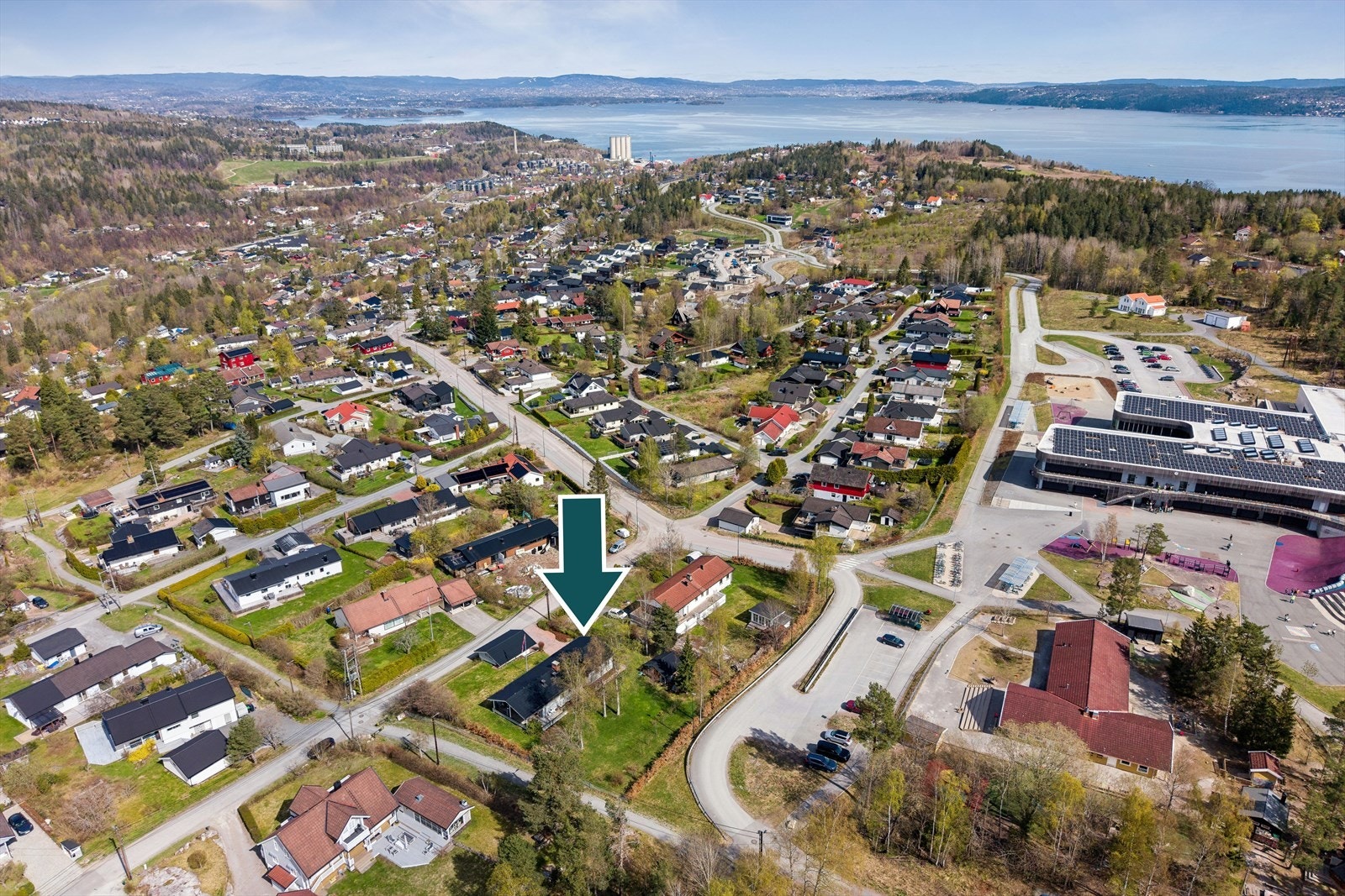 Nærmiljøet tilbyr flere fotballbaner, ballbinge, volleyballbaner, idrettshall, og et aktivt idrettsmiljø i Bødalen IF og Slemmestad IF. Galleribilde
