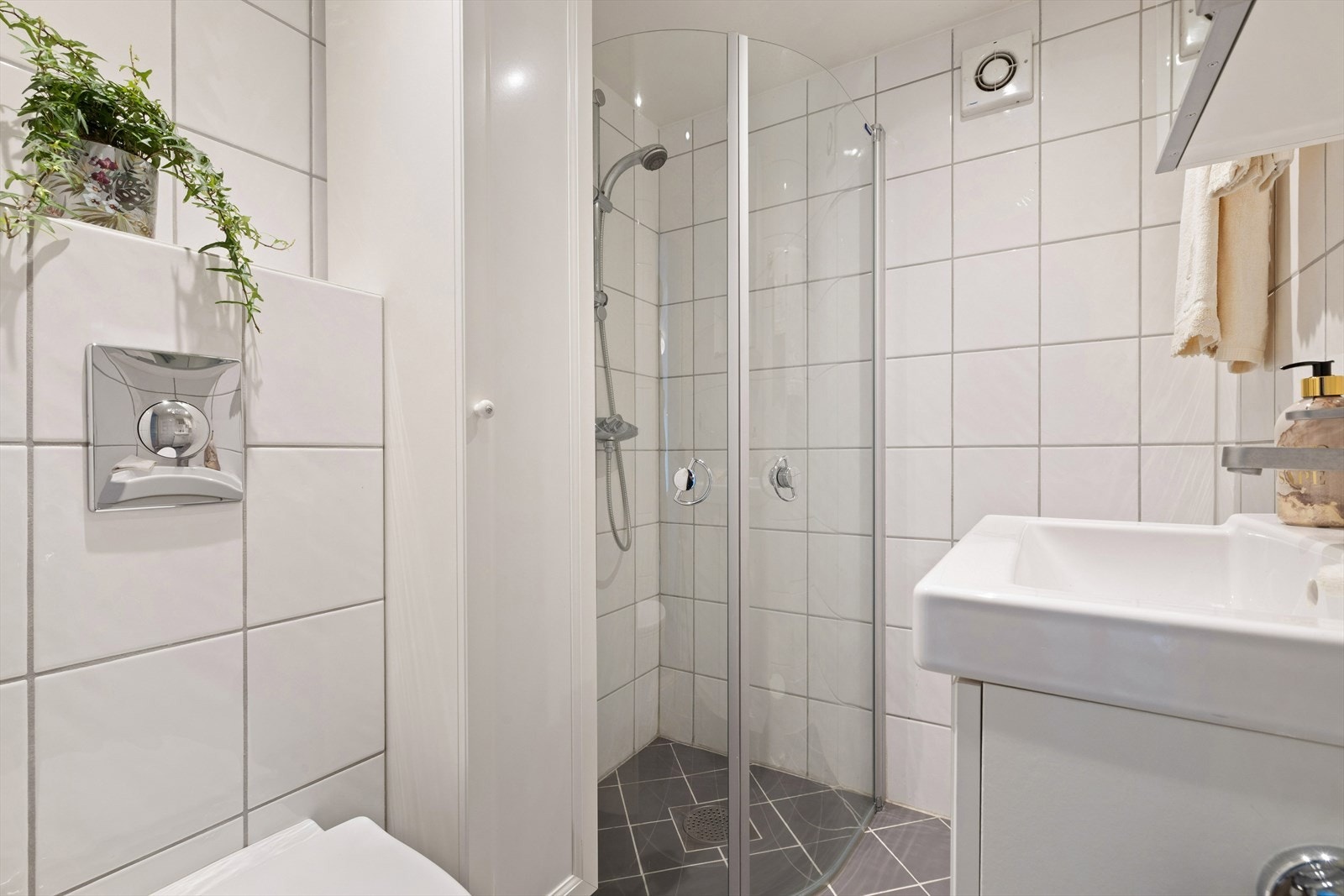 Underetasjen har to bad, dette ble etablert i 2011 og har vegghengt toalett og dusj med innfellbare glassvegger. Galleribilde