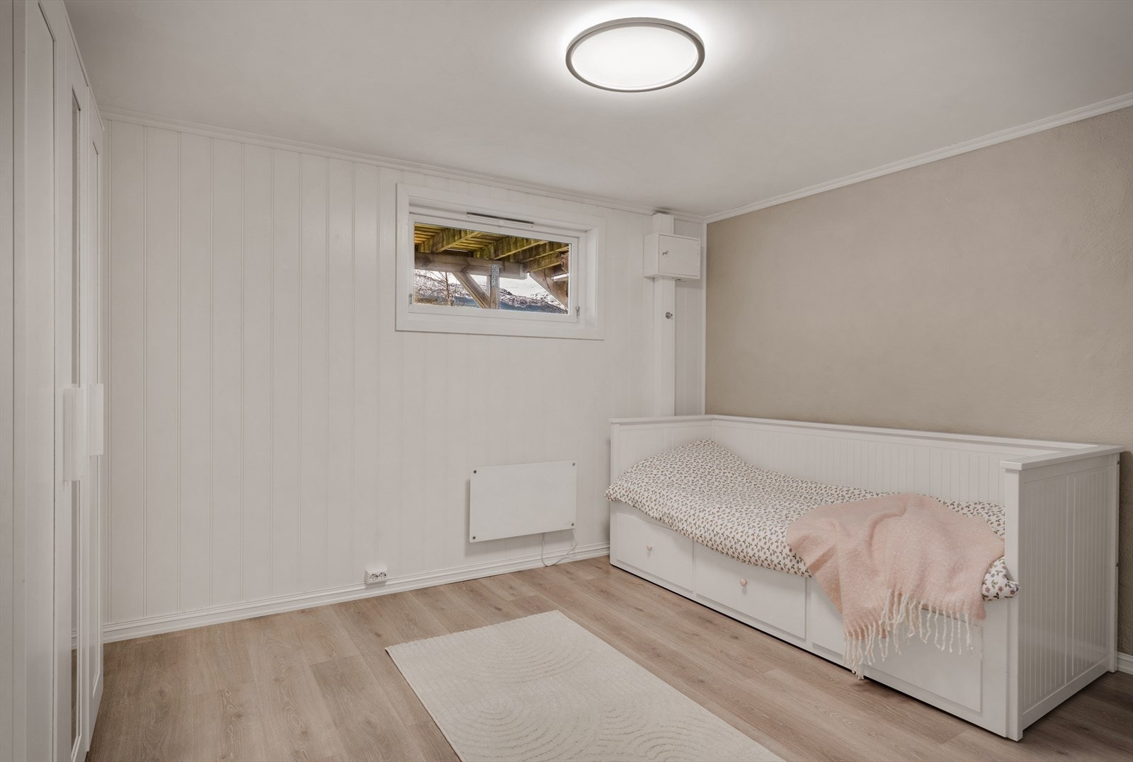 Soverom 1. Les salgsoppgave vedrørende godkjenning. Galleribilde