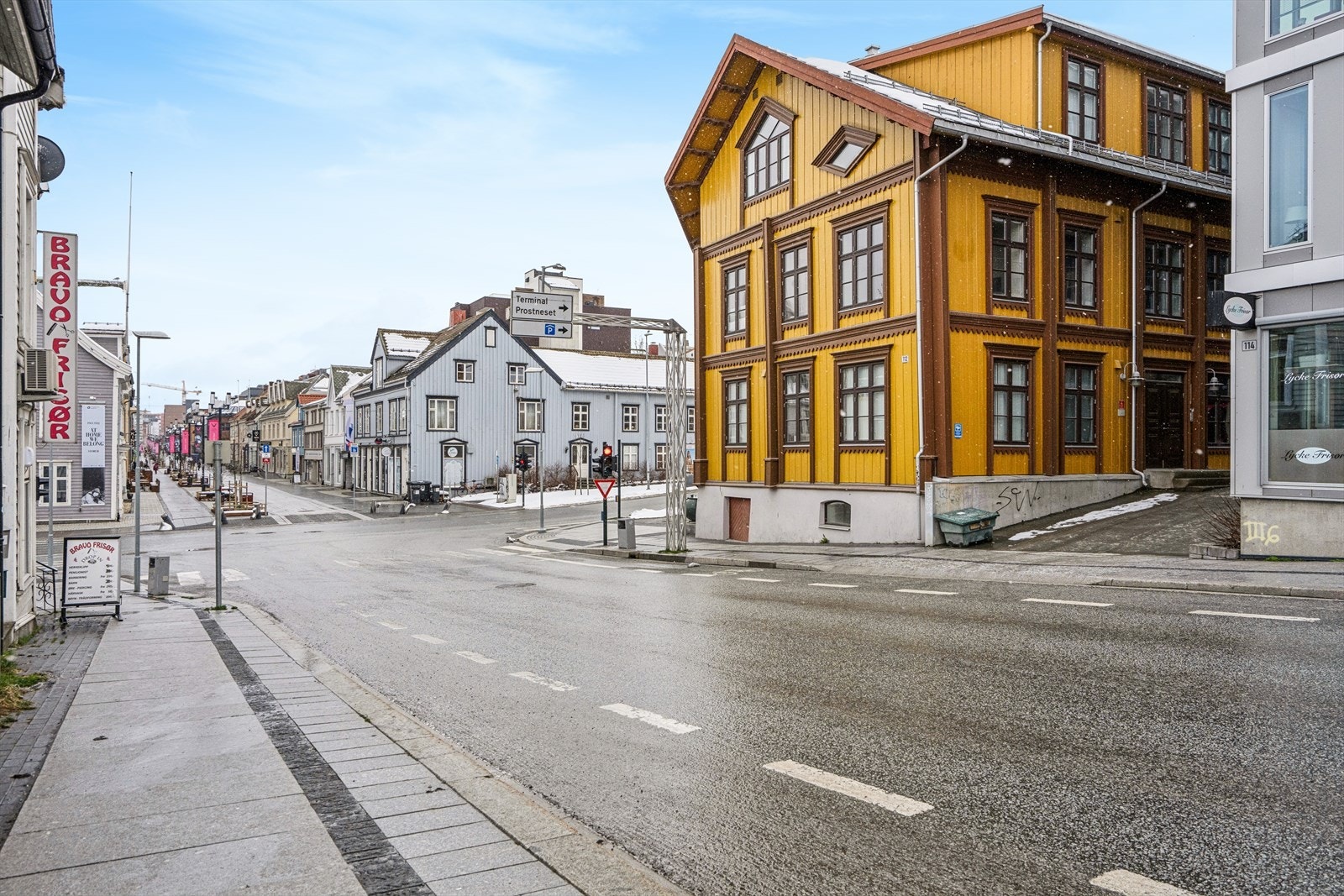 Beliggenheten gir deg et yrende byliv rett utenfor døren, med kafeer, butikker og kulturtilbud. Galleribilde