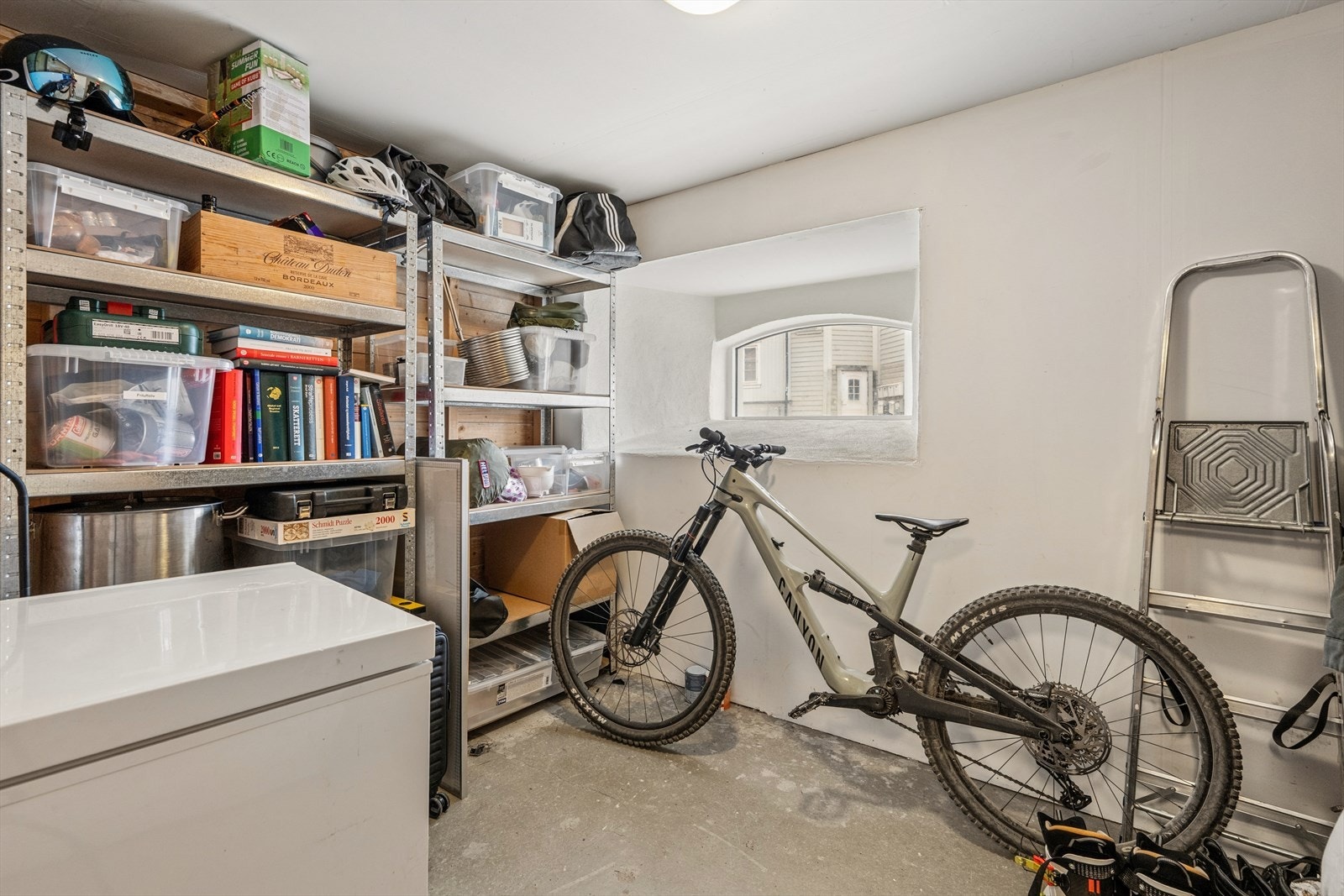 Leiligheten disponerer en egen bod som gir rikelig med praktisk lagringsplass. Galleribilde