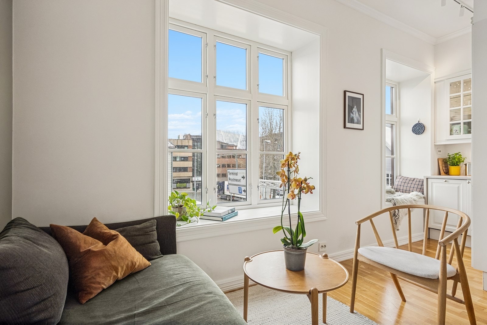 Store, dype vindusposter gir rommet særpreg og rikelig med lys. Galleribilde