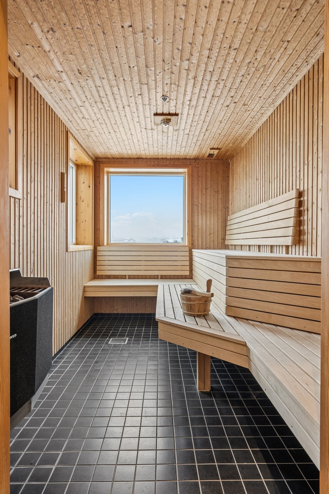 Som beboer har du tilgang til borettslagets spa-anlegg, som inkluderer denne romslige badstuen. Galleribilde