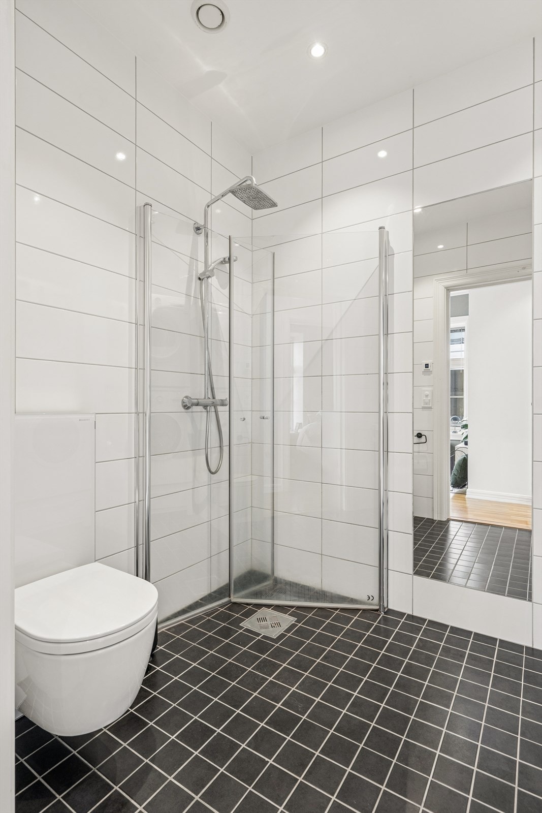 Downlights i taket gir god belysning på det flislagte badet. Galleribilde