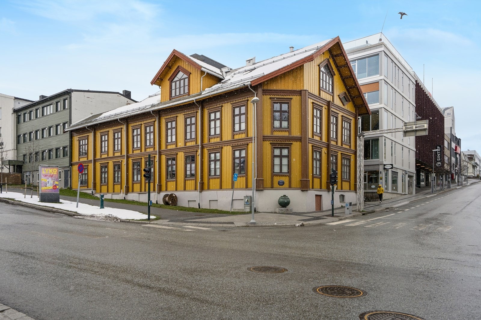 Leiligheten ligger i Skipperhuset Borettslag, en sentralt plassert bygning i Tromsø sentrum. Galleribilde