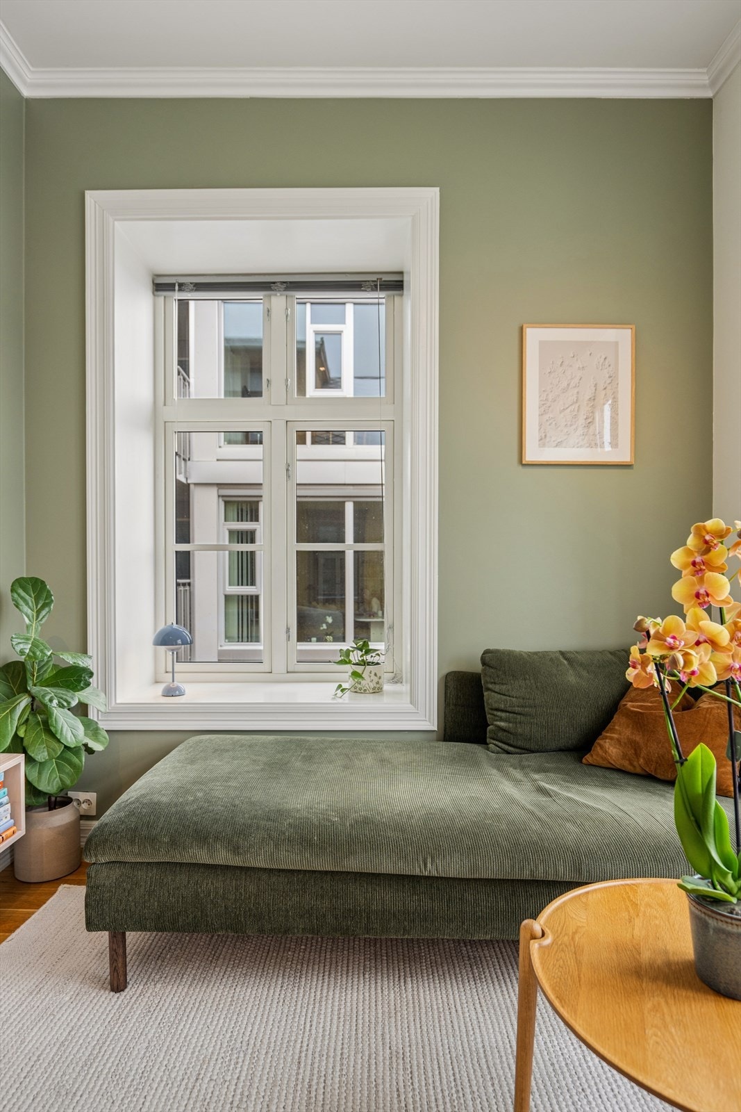 Stuen er malt i behagelig og tidsriktig farge. Galleribilde