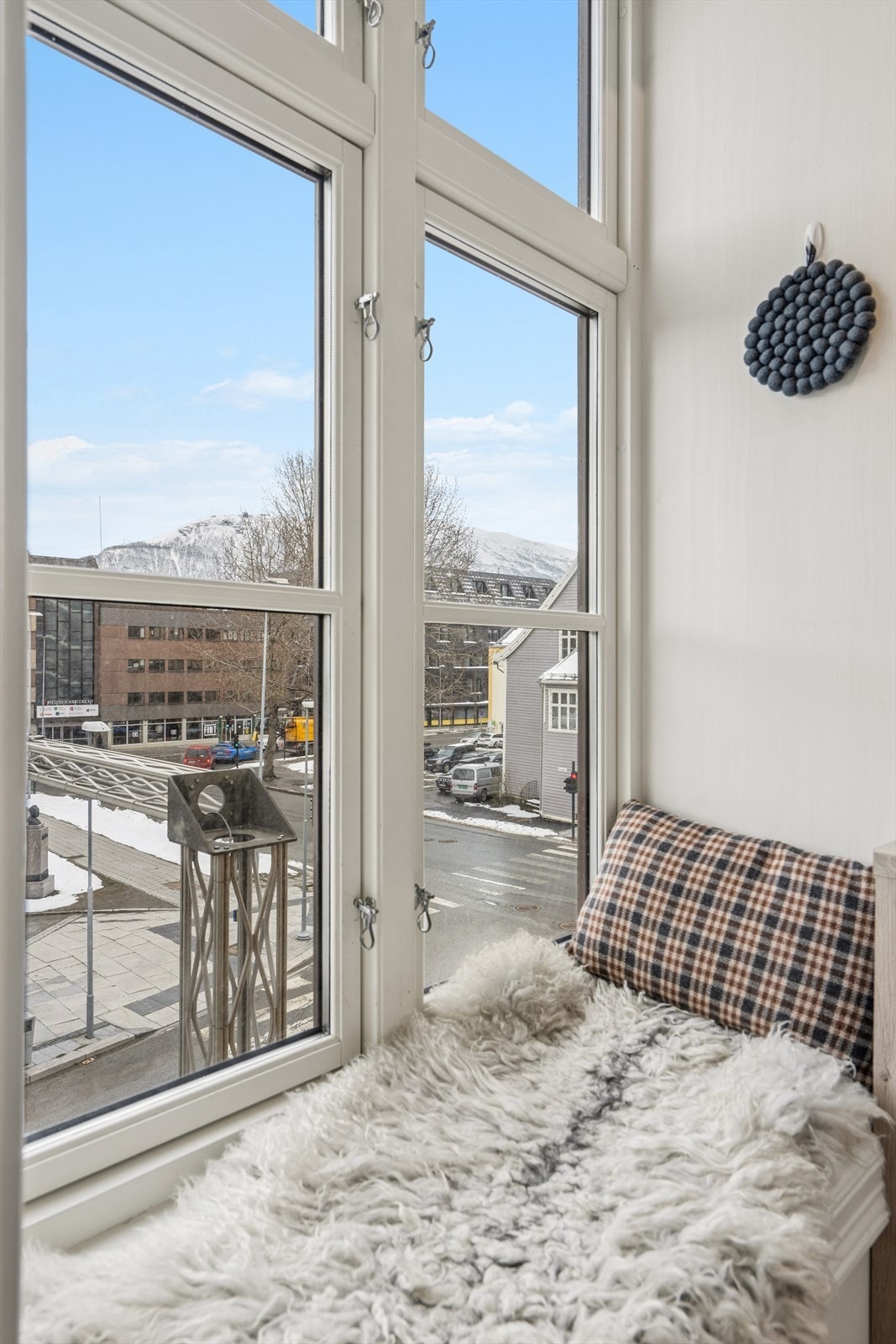 Fra kjøkkenvinduet ser du rett ut på bylivet i Tromsø. Galleribilde