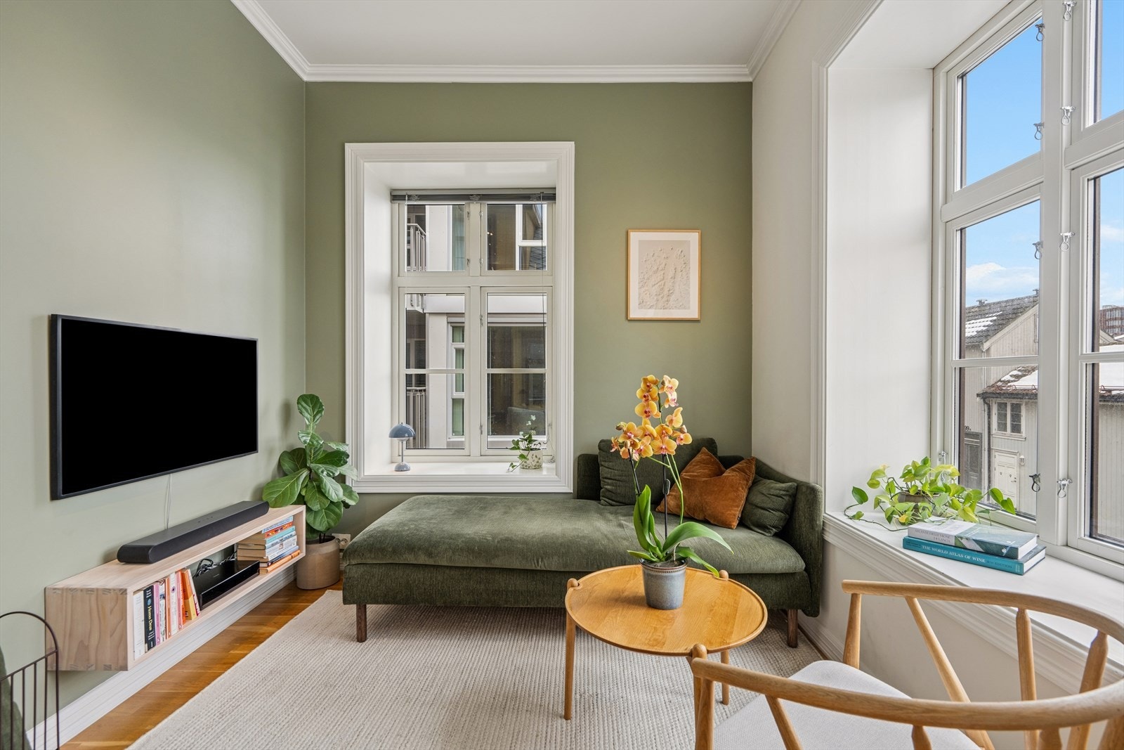 Stuen har god plass til en sofagruppe. Gjennomgående eikeparkett på gulv. Galleribilde