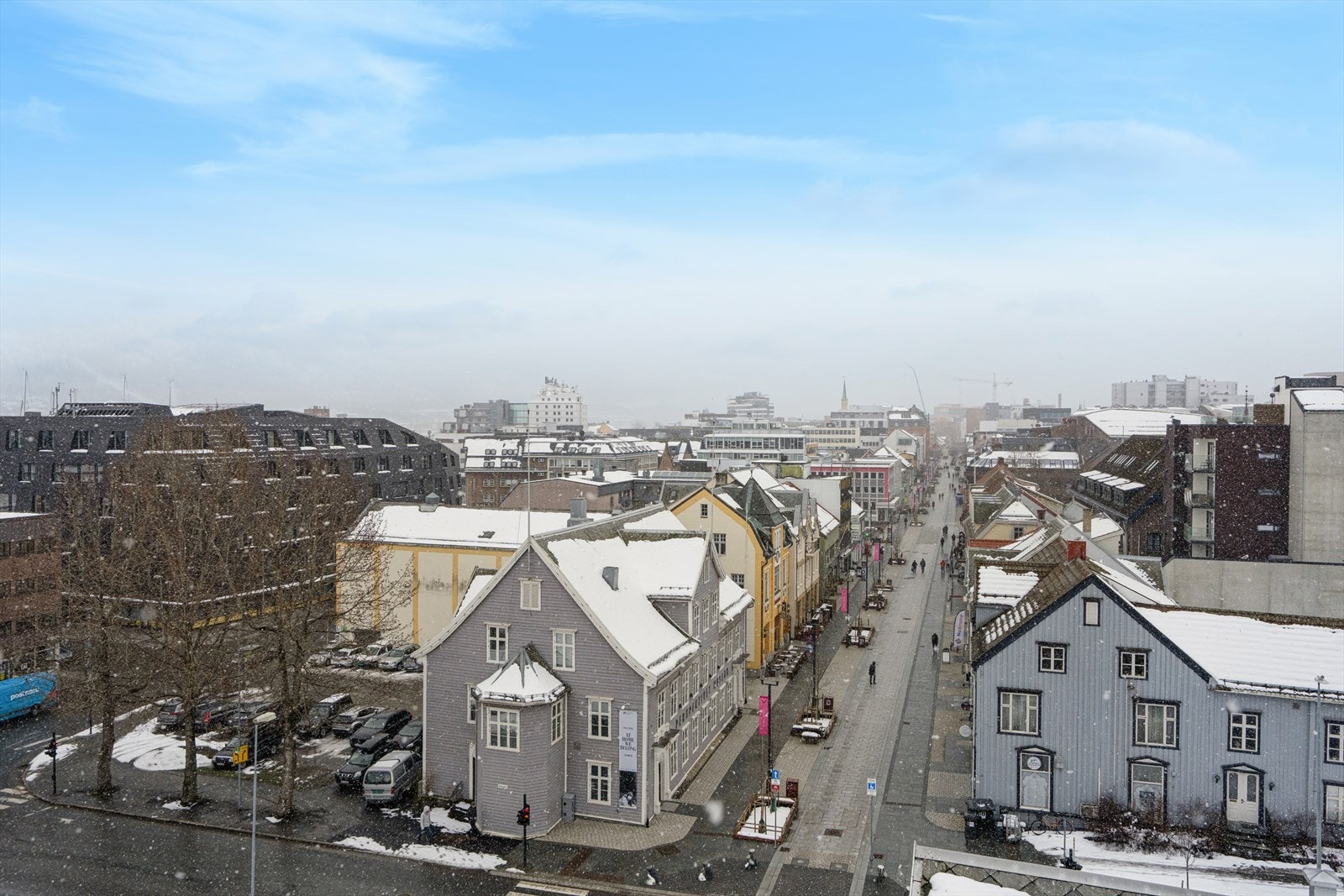 Utsikt over Storgata og hjertet av Tromsø. Her bor du med umiddelbar nærhet til alt byen har å by på. Galleribilde