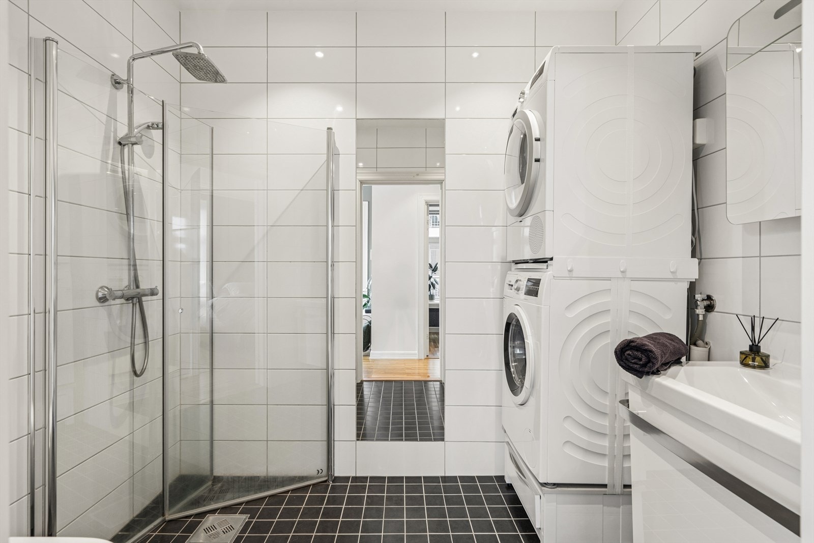 Badet er helfliset og har en praktisk dusjnisje med innfellbare dører. Det er opplegg for vaskesøyle. Galleribilde