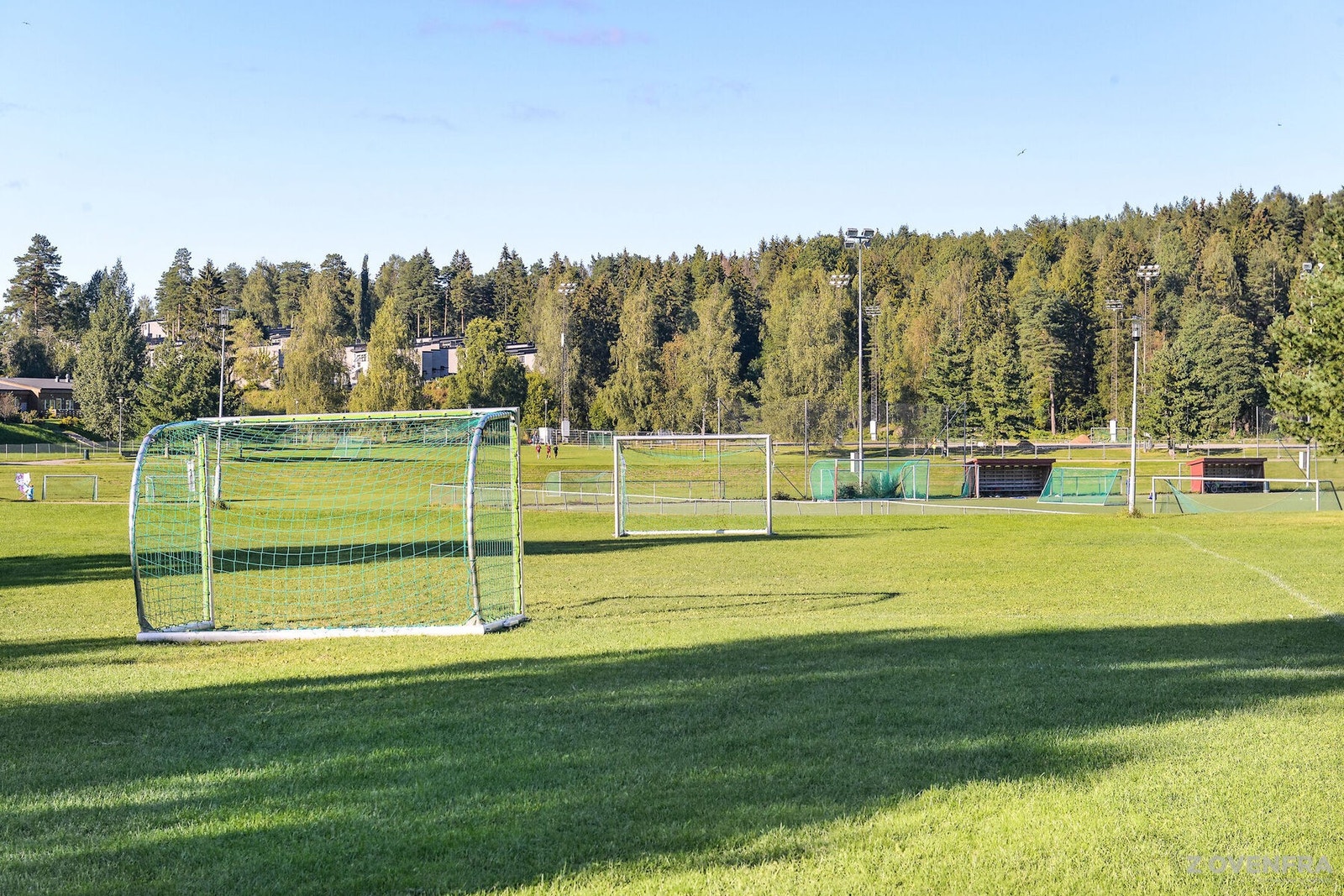 Rikelig med idrettstilbud i nærområdet. Rustad fotballfelt avbildet. Galleribilde