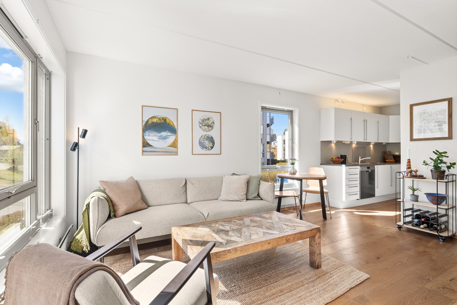 God plass til sofagruppe og spisebord i stuen. Galleribilde