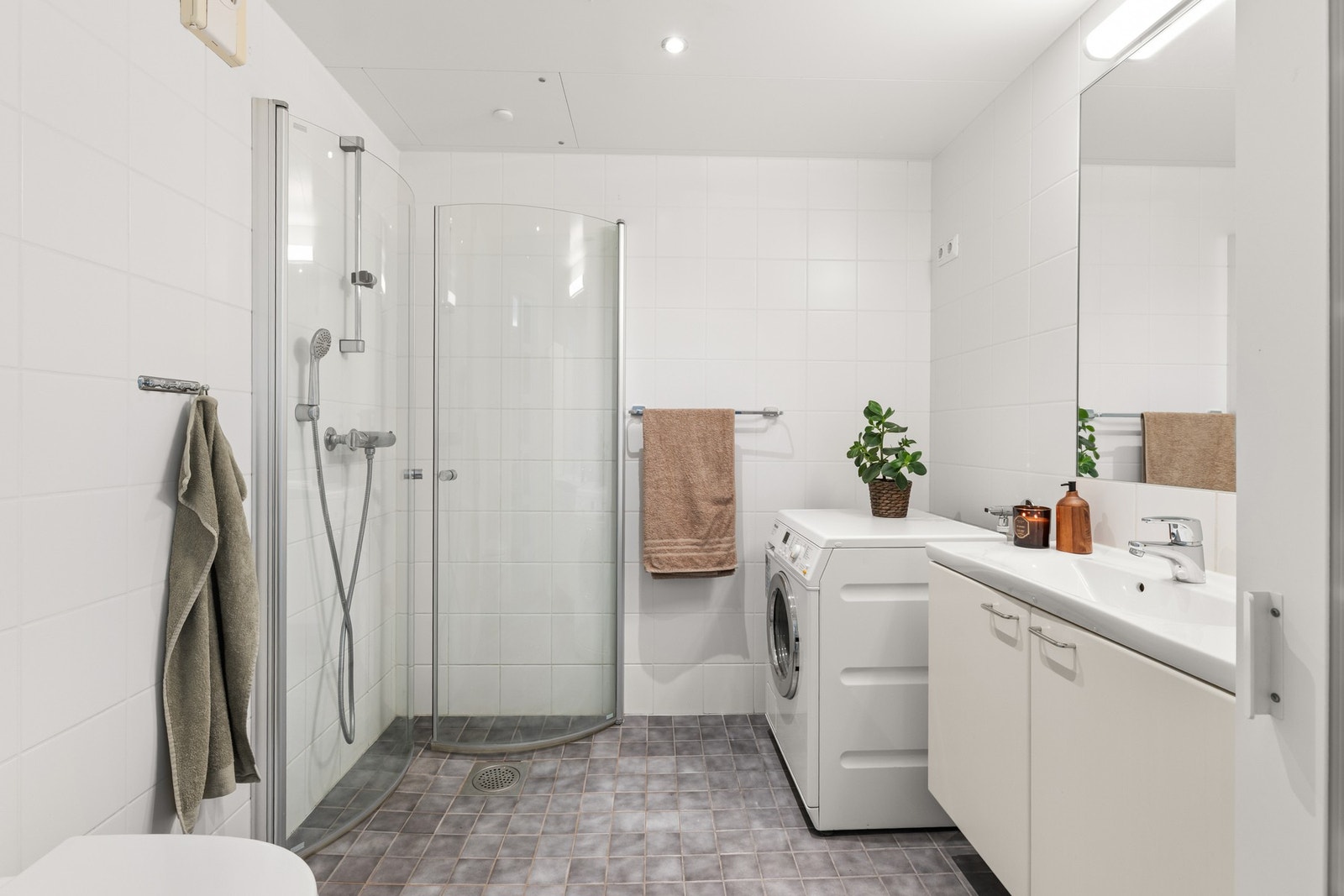 Pent og romslig bad med gulvvarme og downlights. Galleribilde