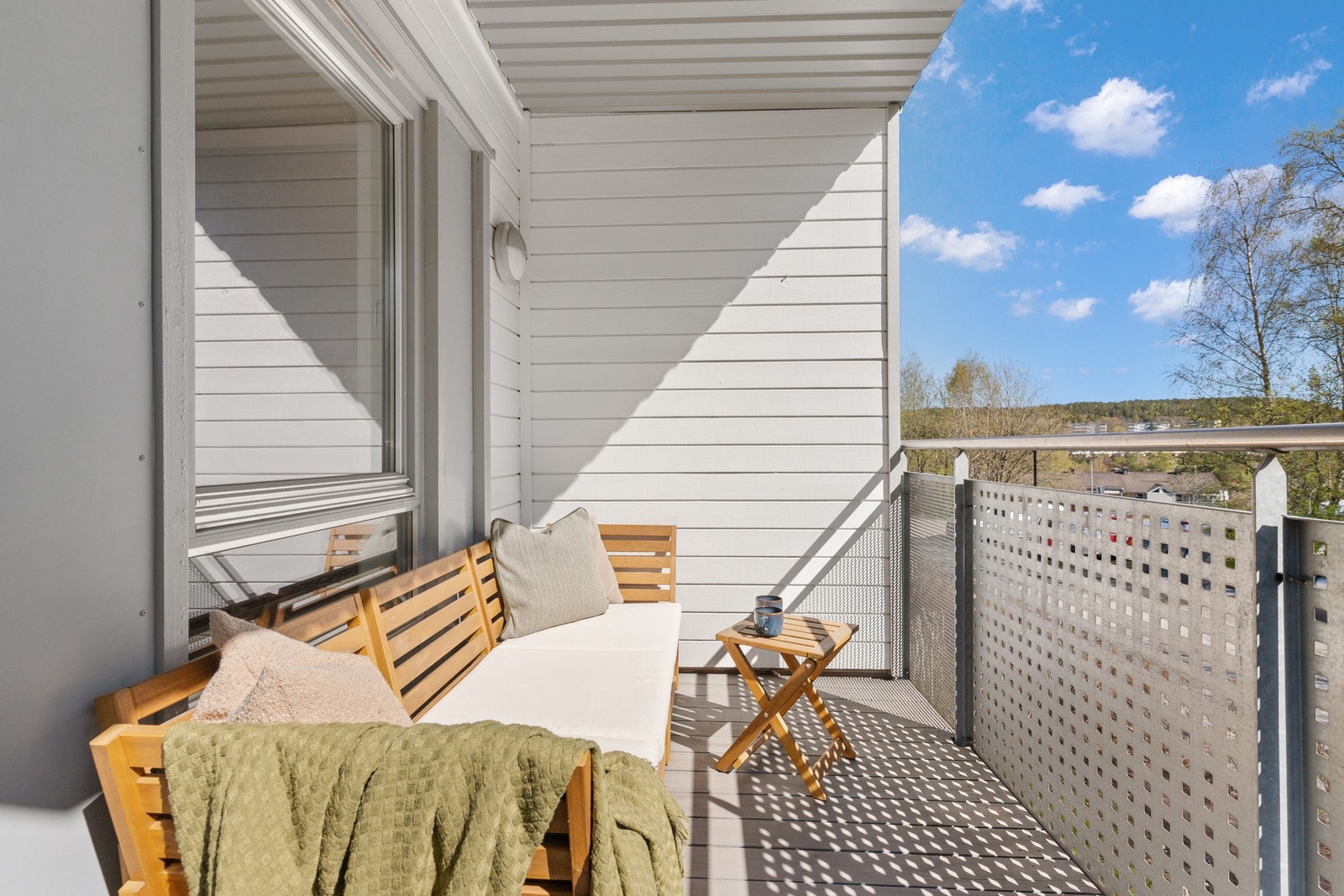Balkong på 6,2 kvm med utgang fra stuen. God plass til utemøblement og grill. Galleribilde