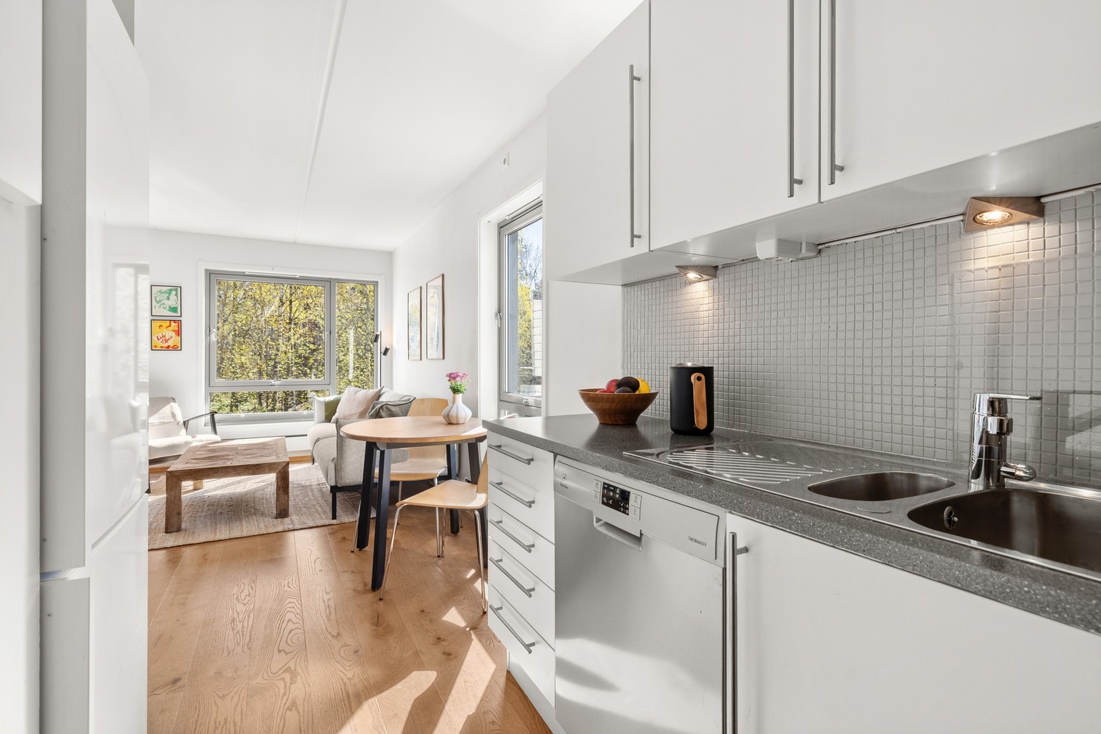 Benkebelysning under overskap. Opplegg for oppvaskmaskin. Integrert stekeovn og keramisk topp. Galleribilde