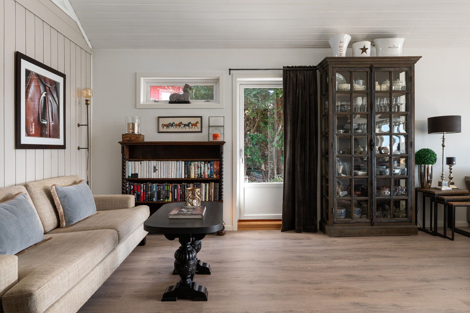 Fra 1. etasje er det utgang til skiferlagt uteplass på 62,7m². Galleribilde