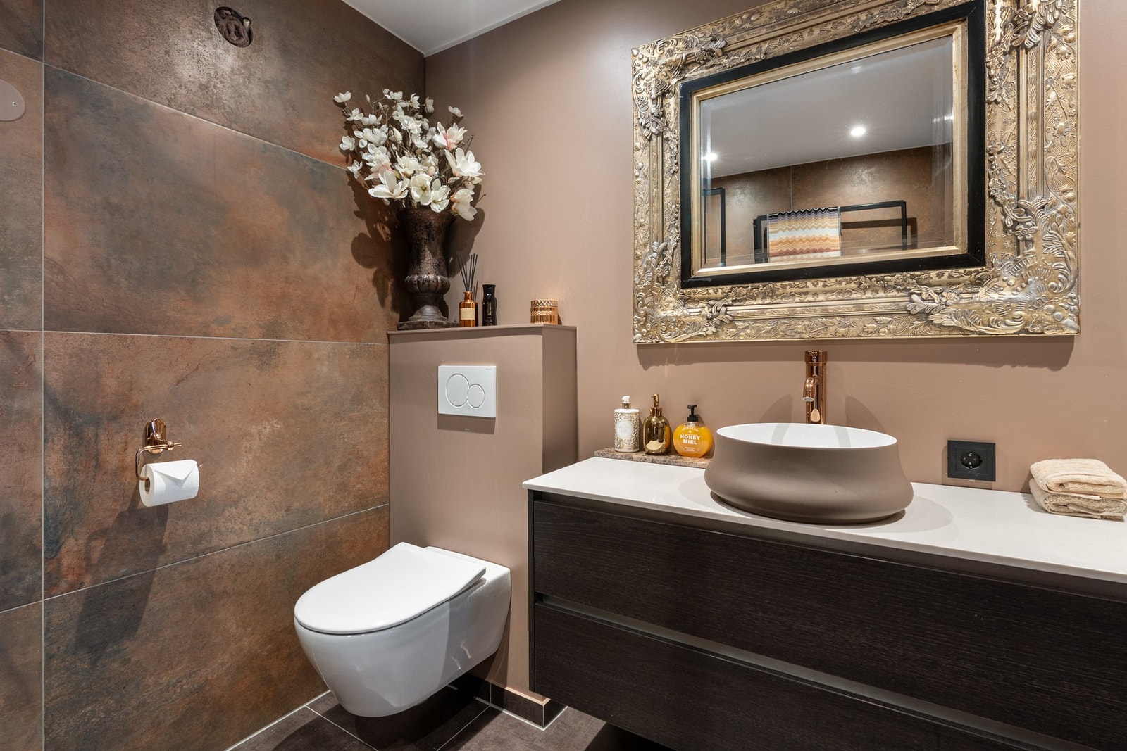 Badet er målt til 5,7 kvm og fremstår som moderne og funksjonelt, med vegghengt toalett og helstøpt servant. Galleribilde