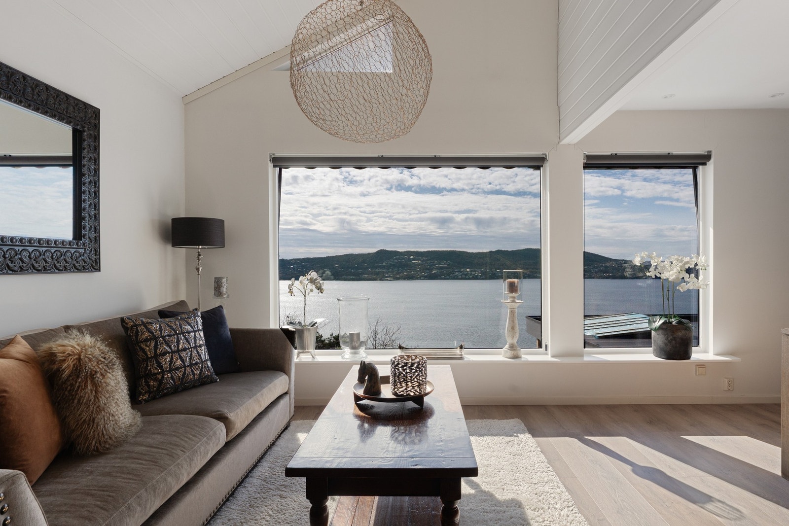 Fra stuen har du nydelig sjøutsikt utover byfjorden og mot Askøy. Galleribilde