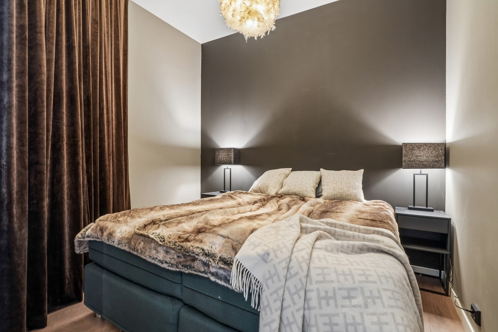 Her har du plassen til king-size bed og nattbord på hver side. Galleribilde