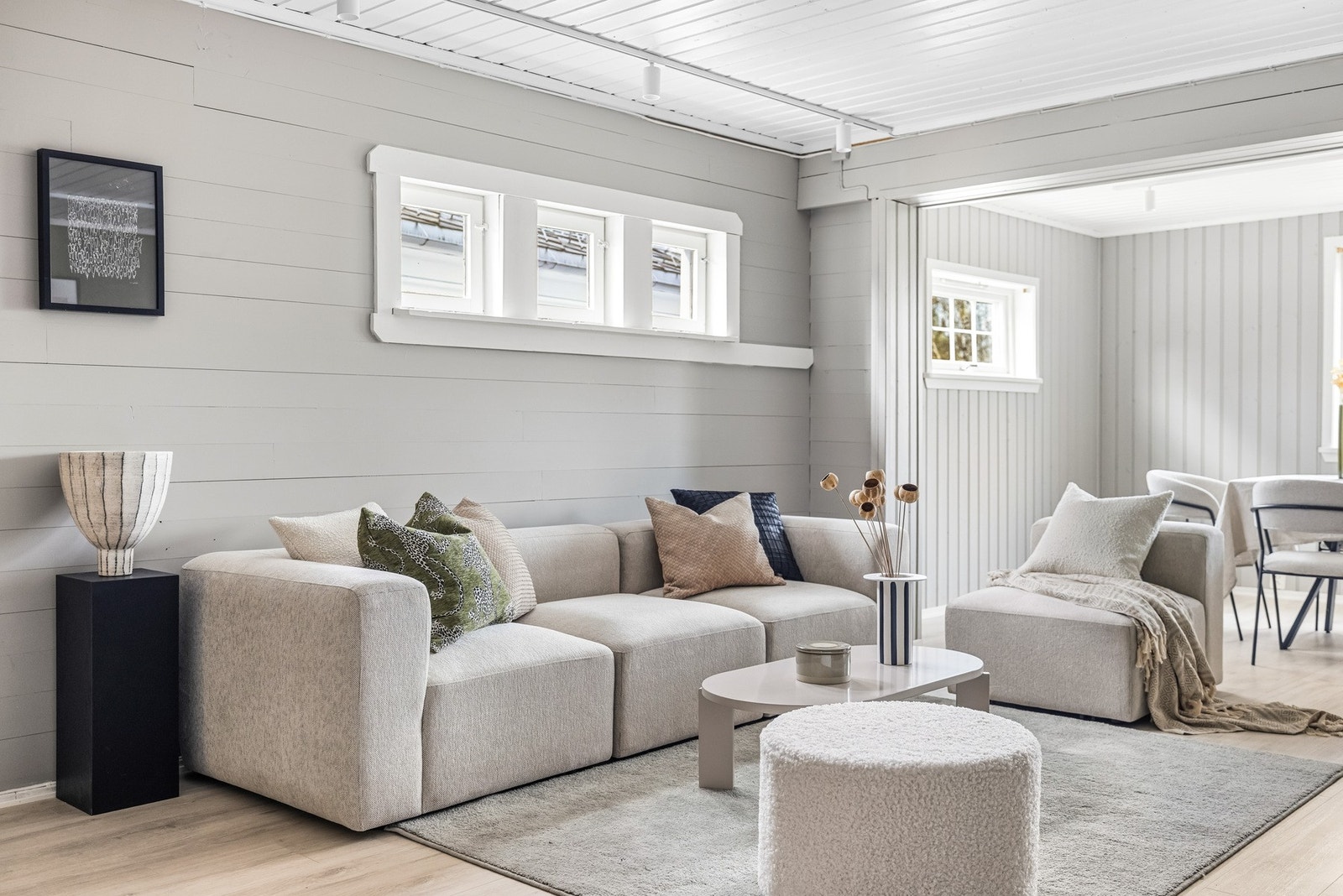 En generøs stue med fleksible møbleringsmuligheter og plass til å samle både familie og venner. Galleribilde
