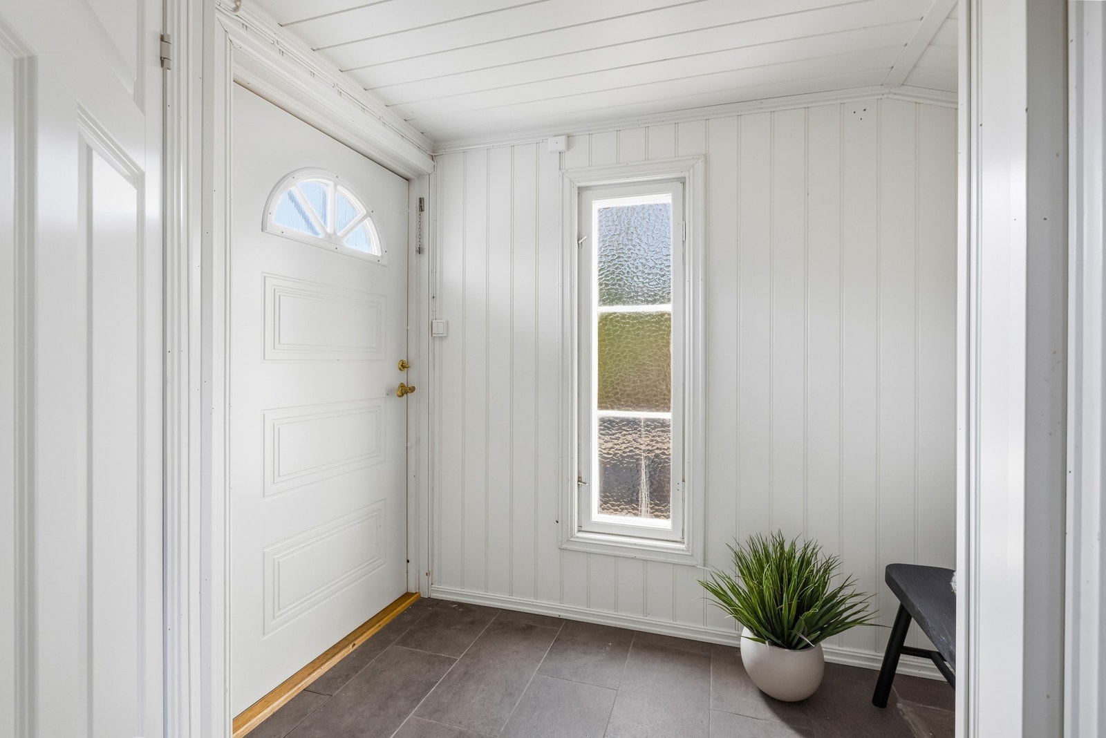 Boligen ønsker deg velkommen med en lys og praktisk entré med flislagt gulv, et godt førsteinntrykk med plass til garderobeløsning for både yttertøy og sko. Galleribilde