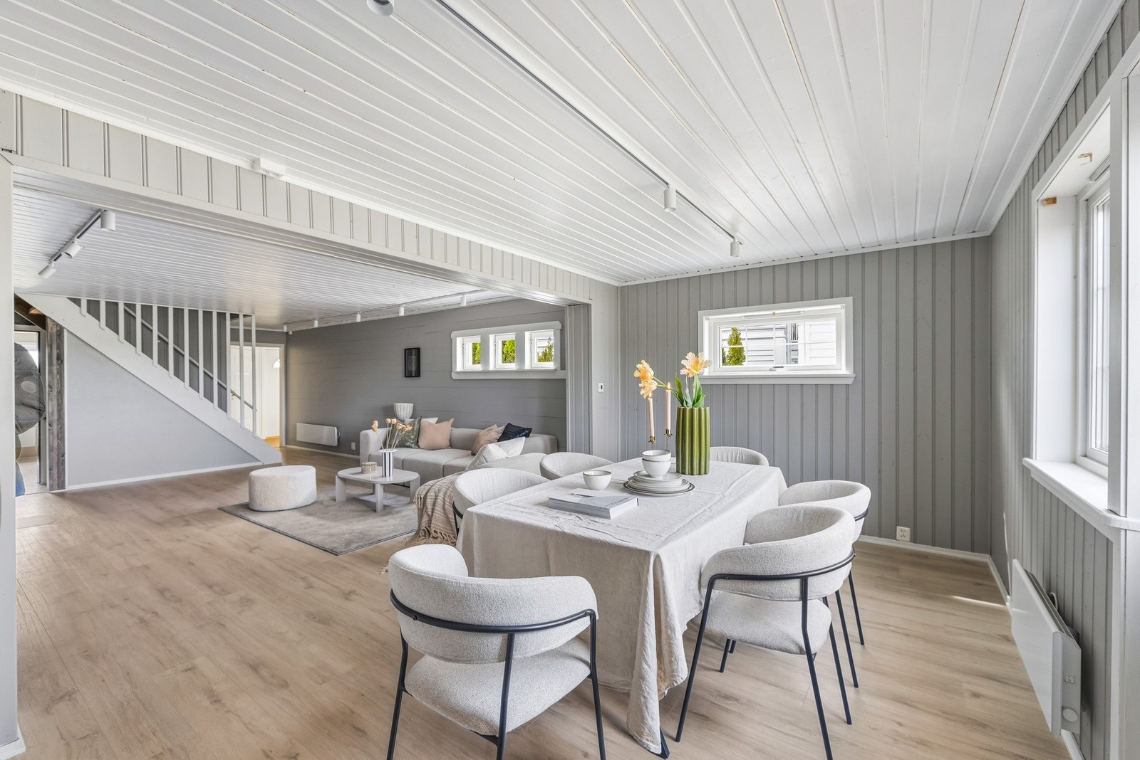 I tilknytning til stuen finner du en naturlig avsatt spiseplass, som gjør det enkelt å samle familie og venner til hyggelige måltider. Galleribilde