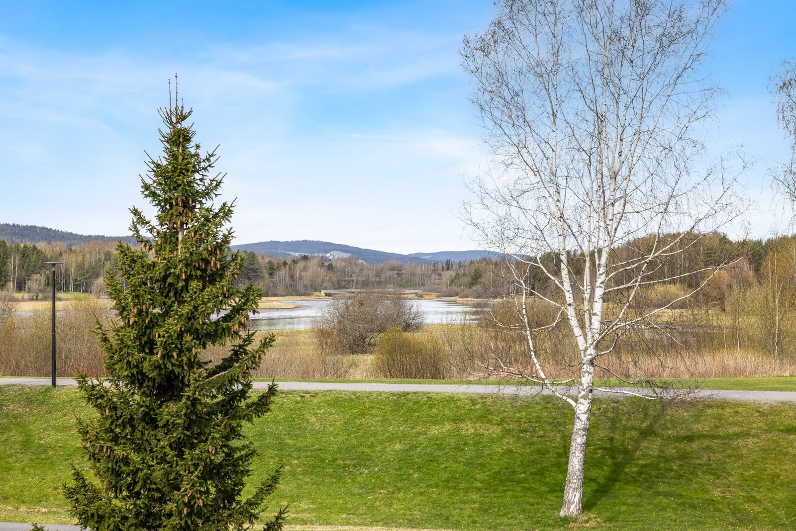 Fra terrassen er det flott utsyn mot nærområdet. Galleribilde