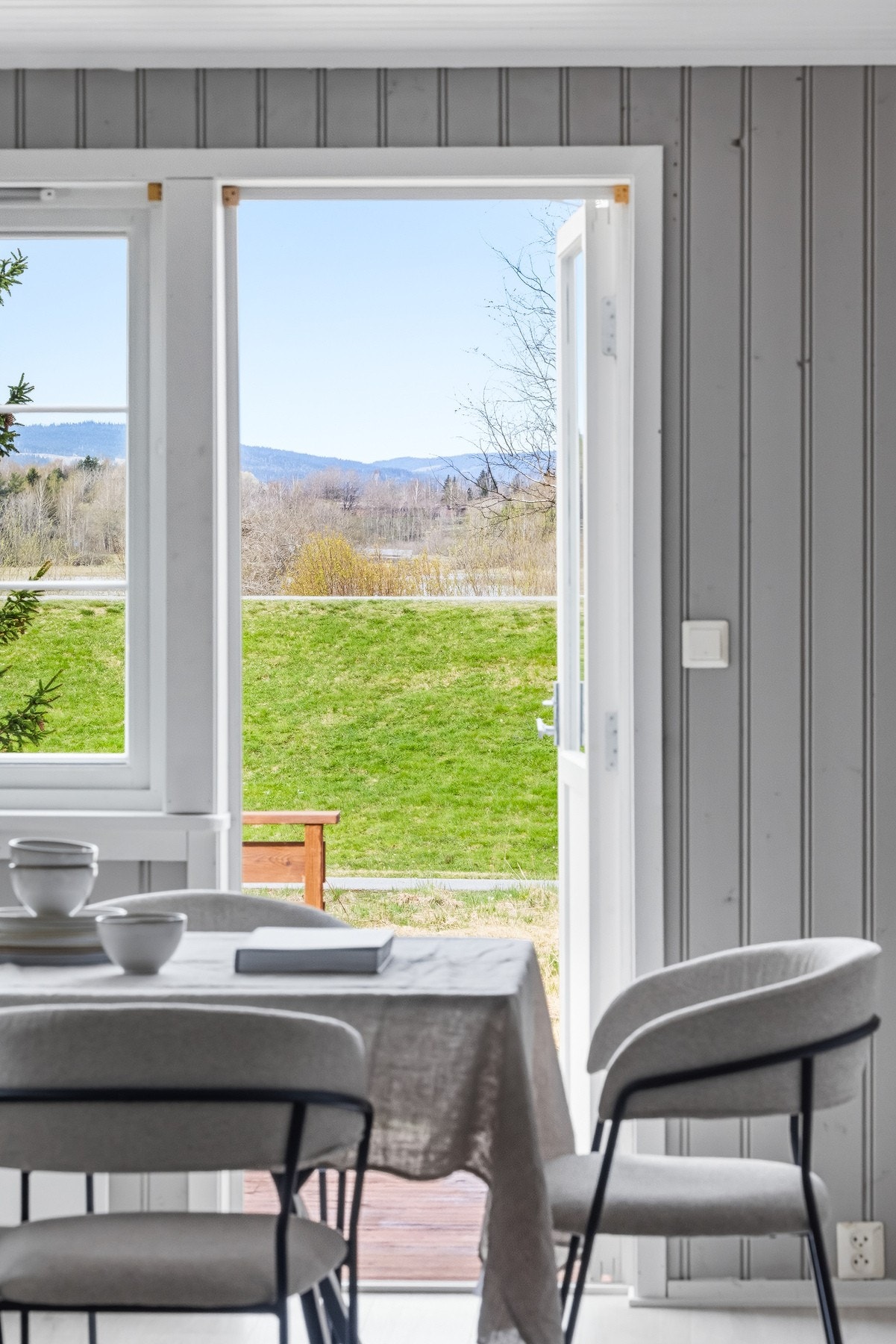 Fra stuen er det utgang til en romslig terrasse på ca. 19 m², som fungerer som en naturlig forlengelse av oppholdsrommet på fine dager. Galleribilde