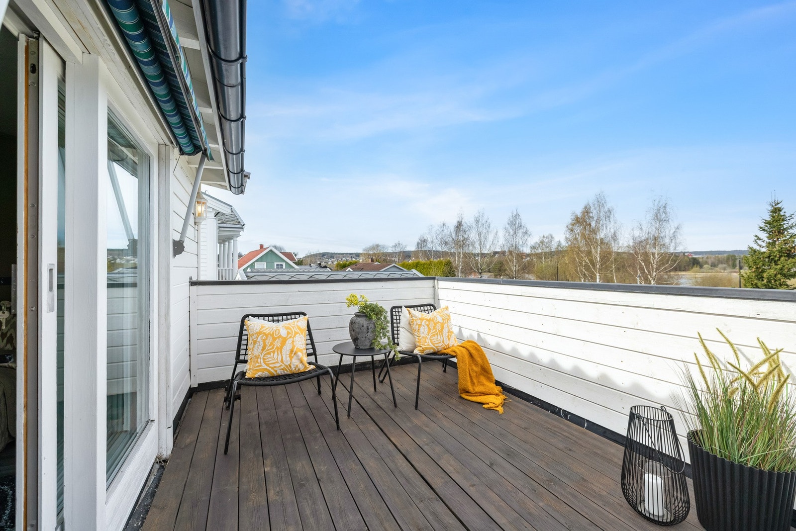 Også denne terrassen er oppført i trekonstruksjon, perfekt for en rolig start på dagen eller litt frisk luft på kvelden. Galleribilde