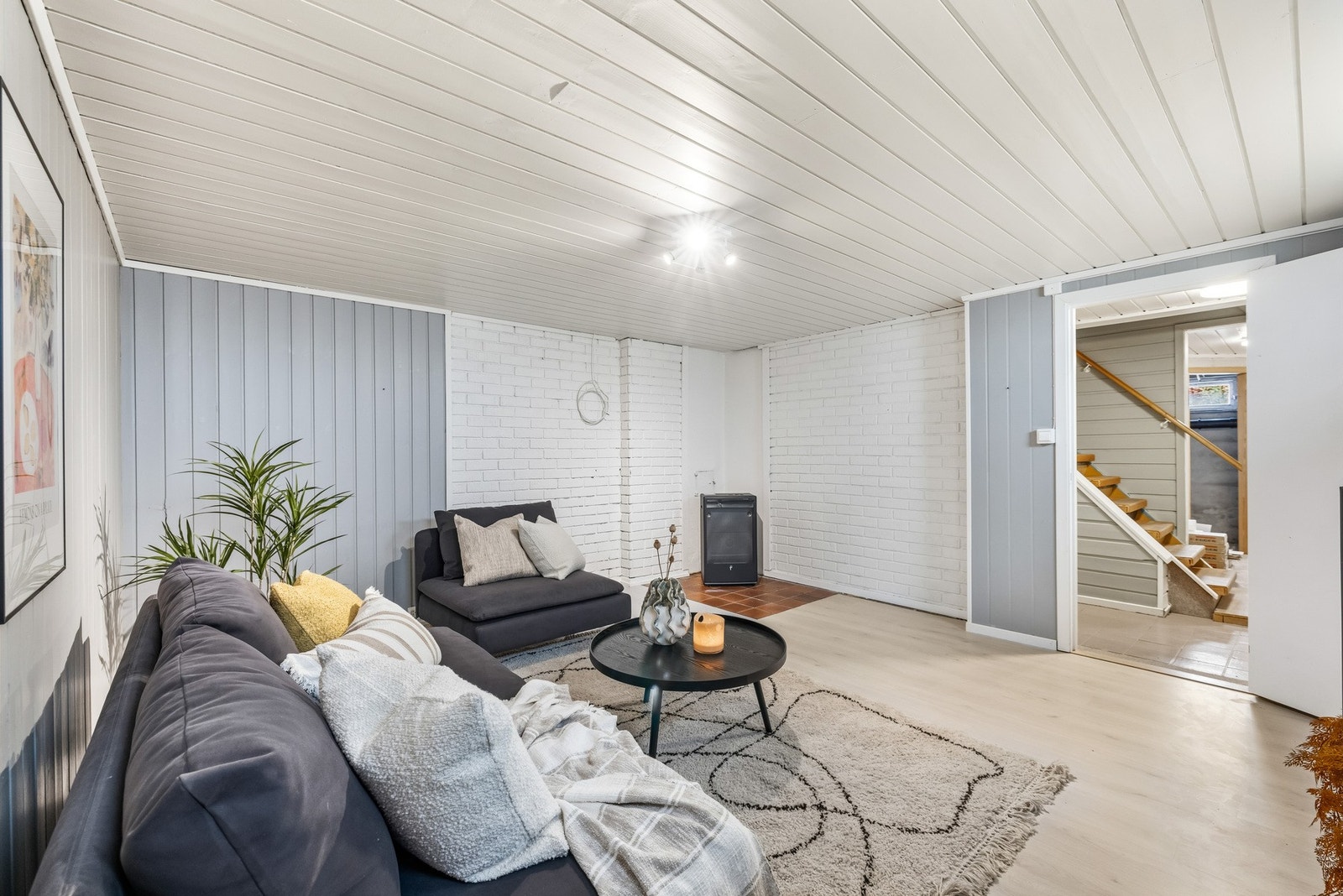 I kjelleretasjen er det også et rom som i dag er innredet og benyttet som en hyggelig kjellerstue (ikke godkjent). Galleribilde