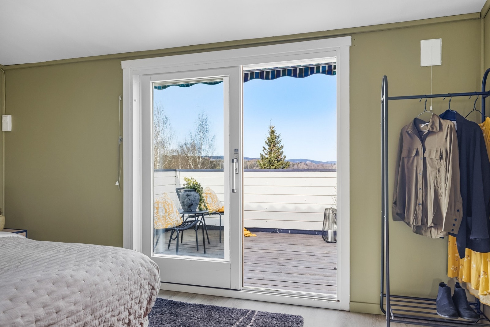 Fra hovedsoverommet i 2. etasje er det utgang til en egen terrasse på ca. 9,6 m². Galleribilde