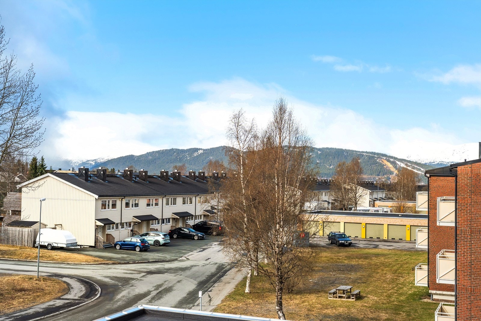 Fine og stelte uteområder som er felles for alle beboerne. Her er det asfalterte parkeringsplasser og man kan stille seg på venteliste for garasjeplass. Borettslaget har felles lekeplass på tomten. Galleribilde