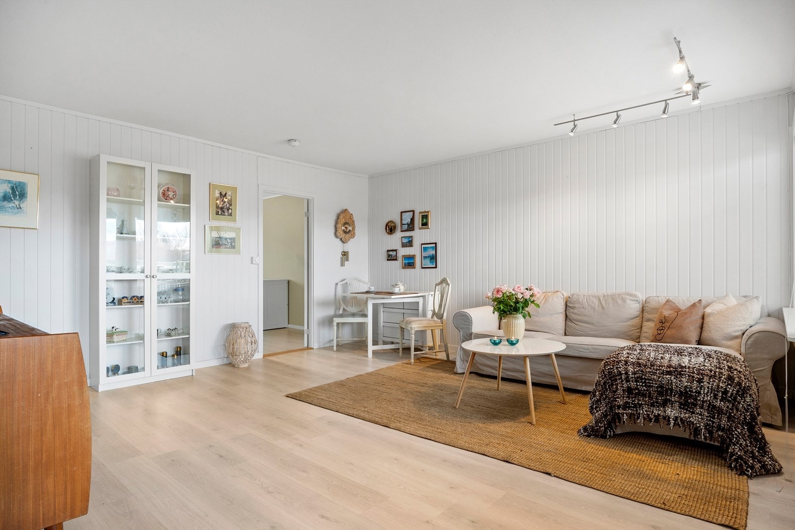 Nye spottskinner ble montert i 2022. Galleribilde