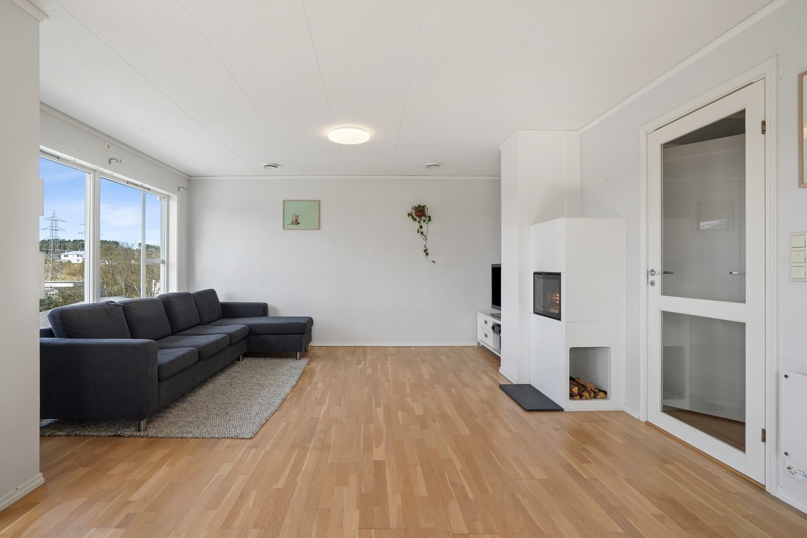 Stuen har god plass til en romslig sofagruppe og er et naturlig samlingspunkt i boligen. Galleribilde