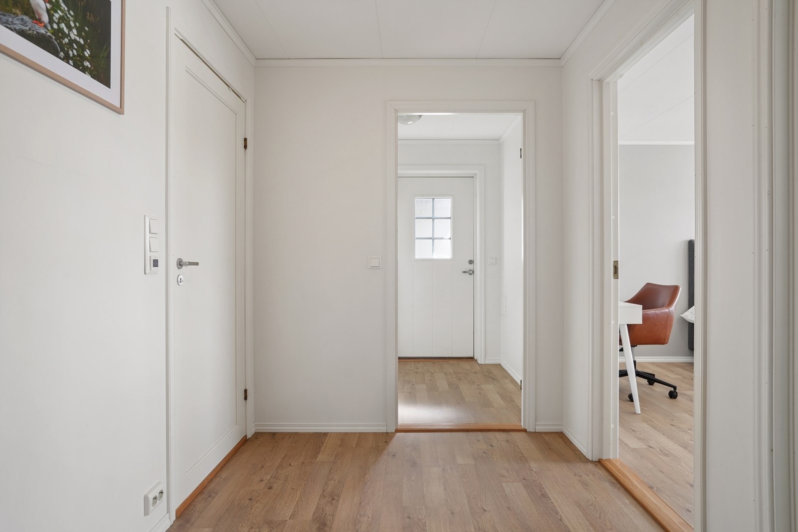 Gangen i underetasjen binder sammen soverom, bad og vaskerom. Galleribilde