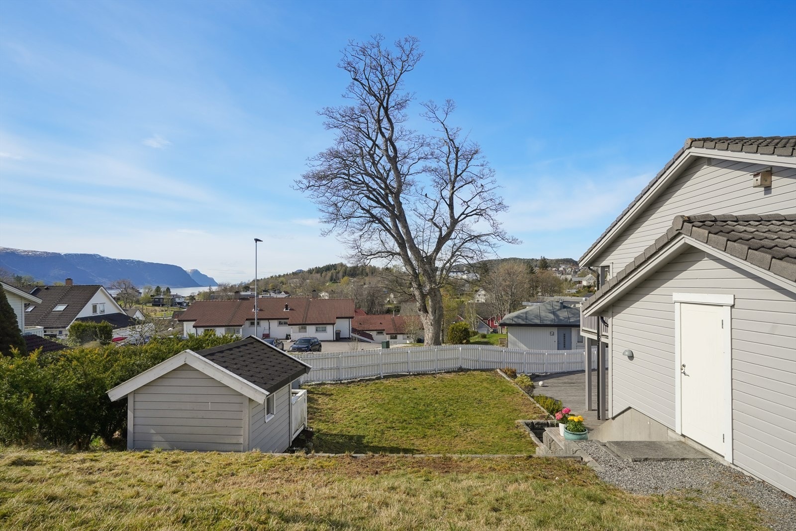 Tomten er opparbeidet med plen og en utebod på cirka 7 m² med innlagt strøm. Galleribilde