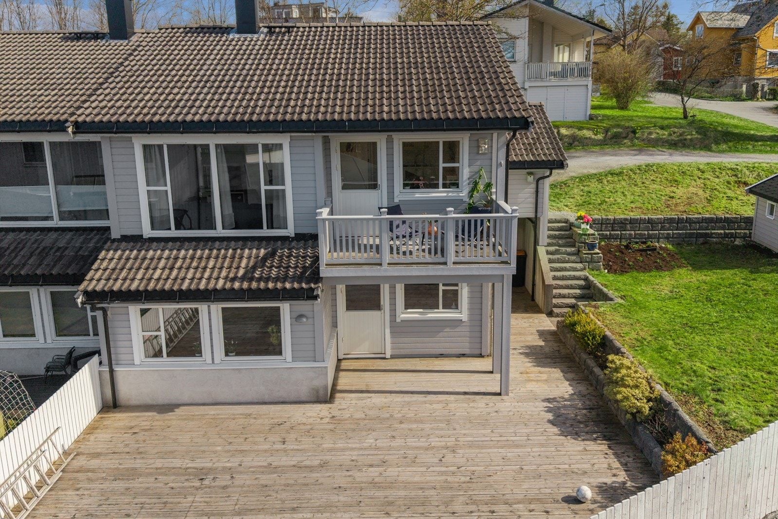 En svært romslig, vestvendt terrasse på hele 80 m² gir rikelig med plass for utemøbler, grill og lek. Flott uteareal til stor glede på gode og varme sommerdager. Galleribilde