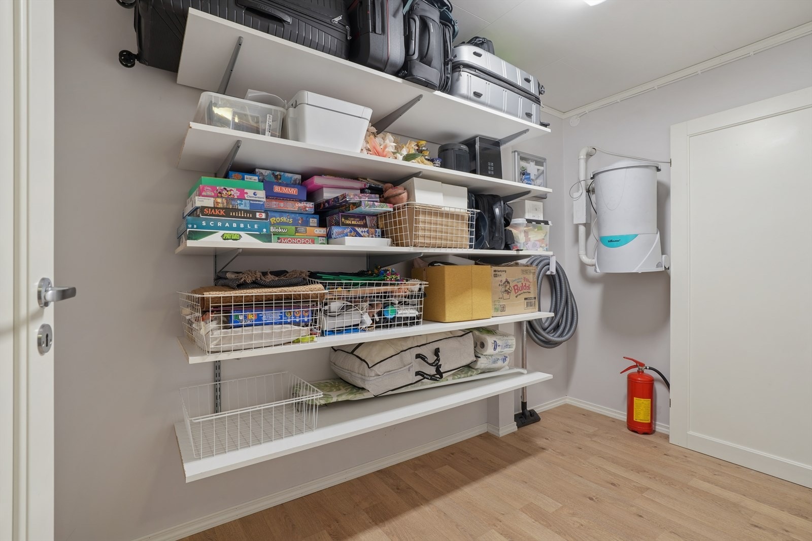 Innvendig bod i underetasjen gir rikelig med lagringsplass. Galleribilde