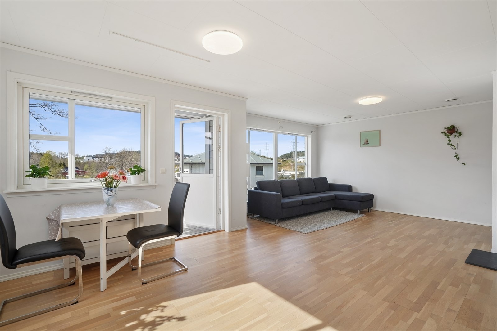 Store vindusflater og utgang til verandaen slipper inn rikelig med dagslys i hovedetasjen. Galleribilde