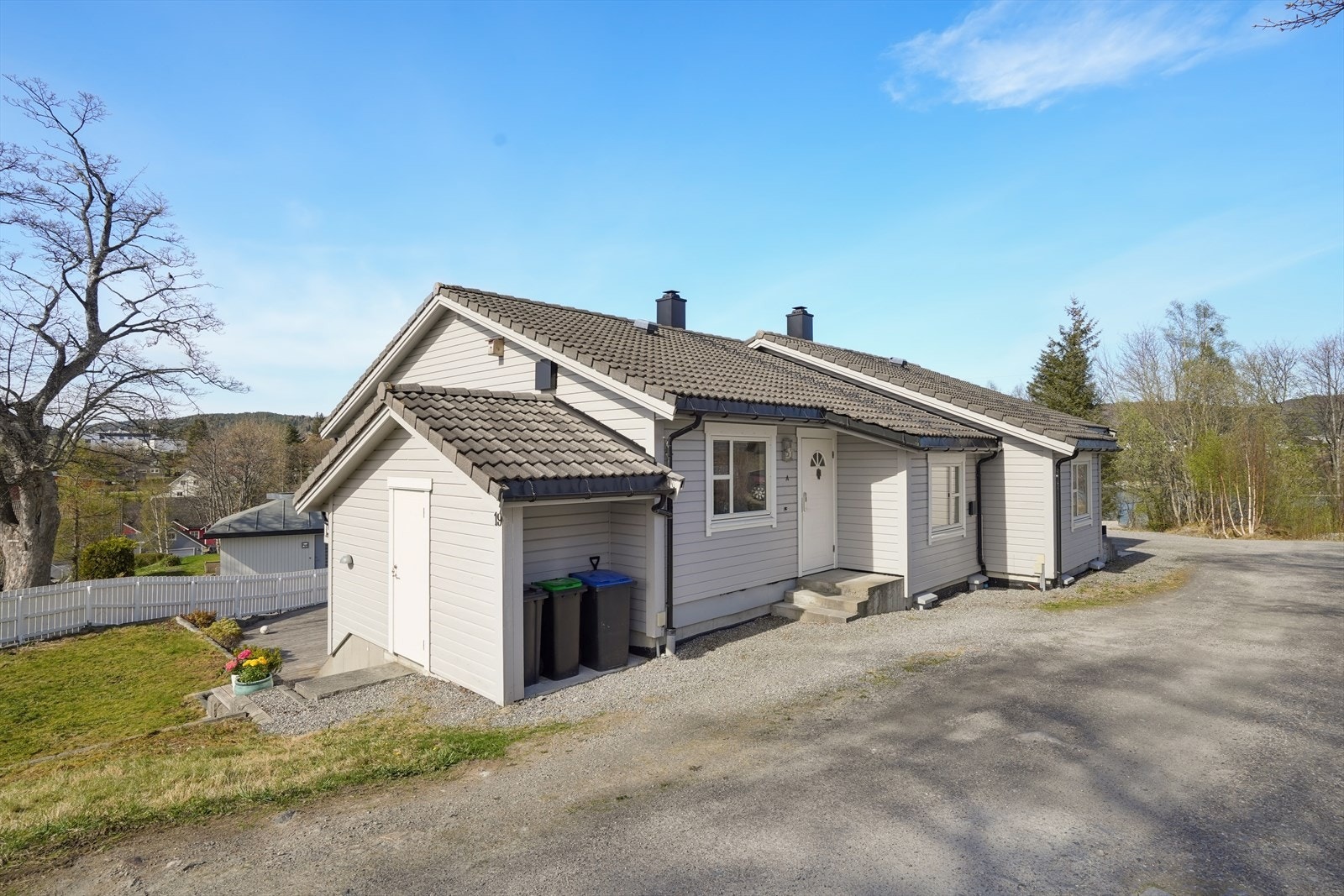 Her får du en bolig beliggende i et etablert boligområde med kort vei til både vakker natur og byliv. Galleribilde