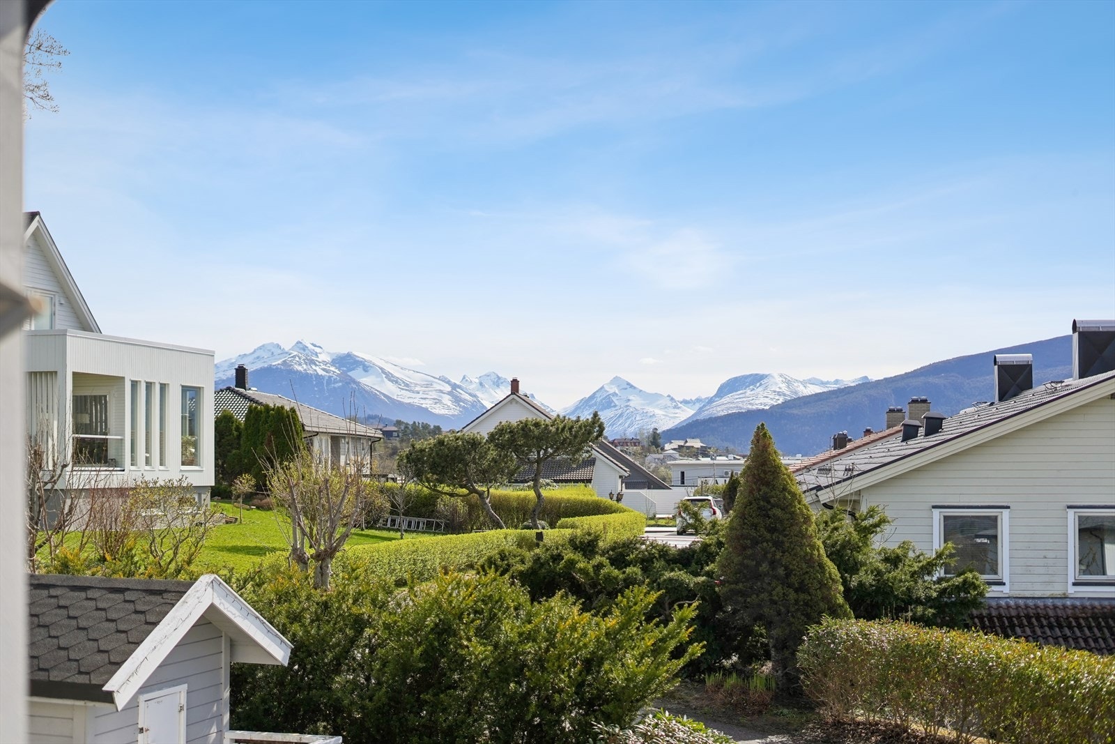 Fra eiendommen er det upåklagelig utsikt mot nærområdet og fjellene. Galleribilde