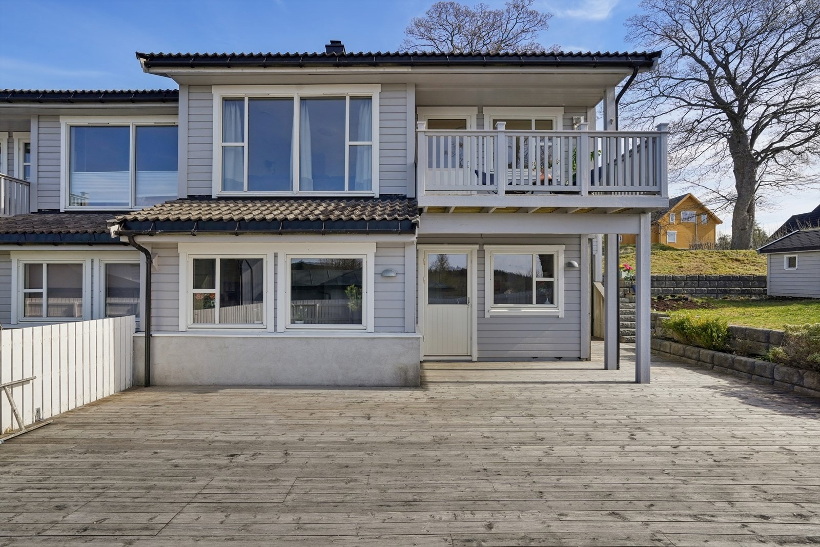Fra terrassen er det direkte adkomst til hagen. Galleribilde