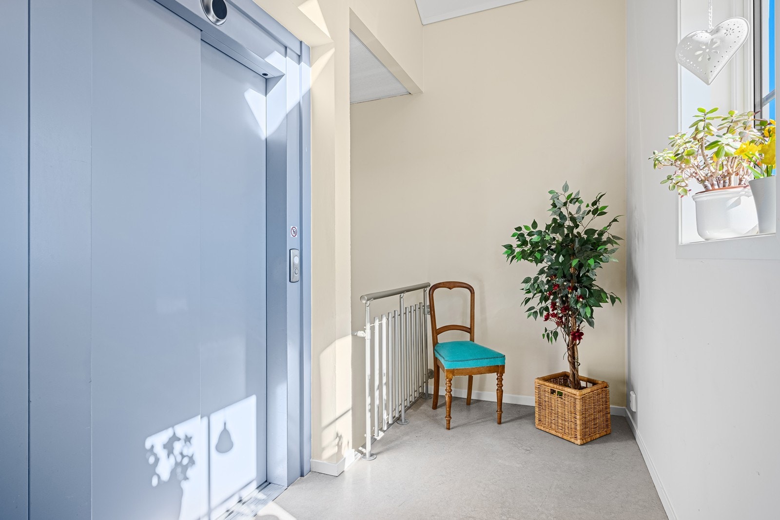 Tilgang via trapp eller heis fra felles garasjeplass/ hovedinngang. Galleribilde