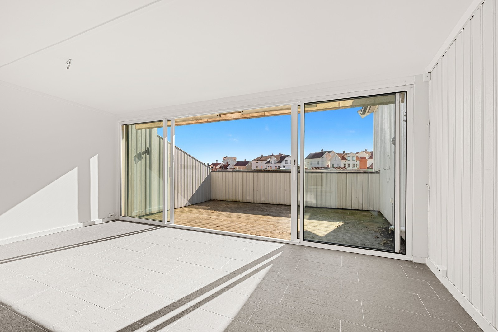 Fra vinterhagen er det skyvedør ut til veranda. Galleribilde