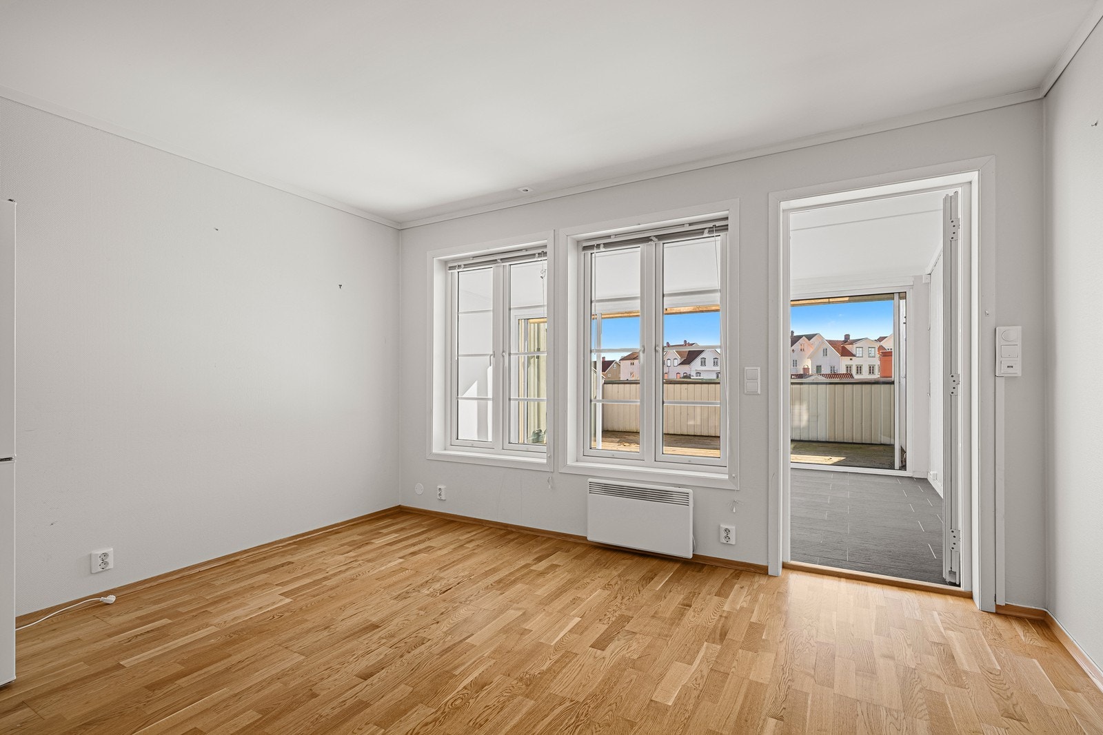 Fra stuen/spisestuen er det utgang til stor vinterhage. Galleribilde