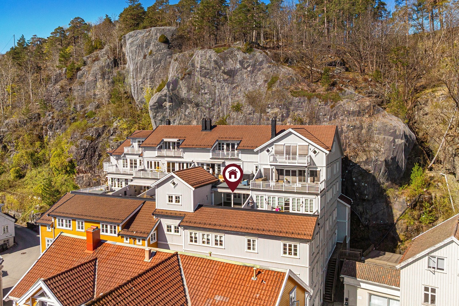 Leilighet med heis, biloppstillingsplass i fellesgarasje - sentralt beliggende. Galleribilde