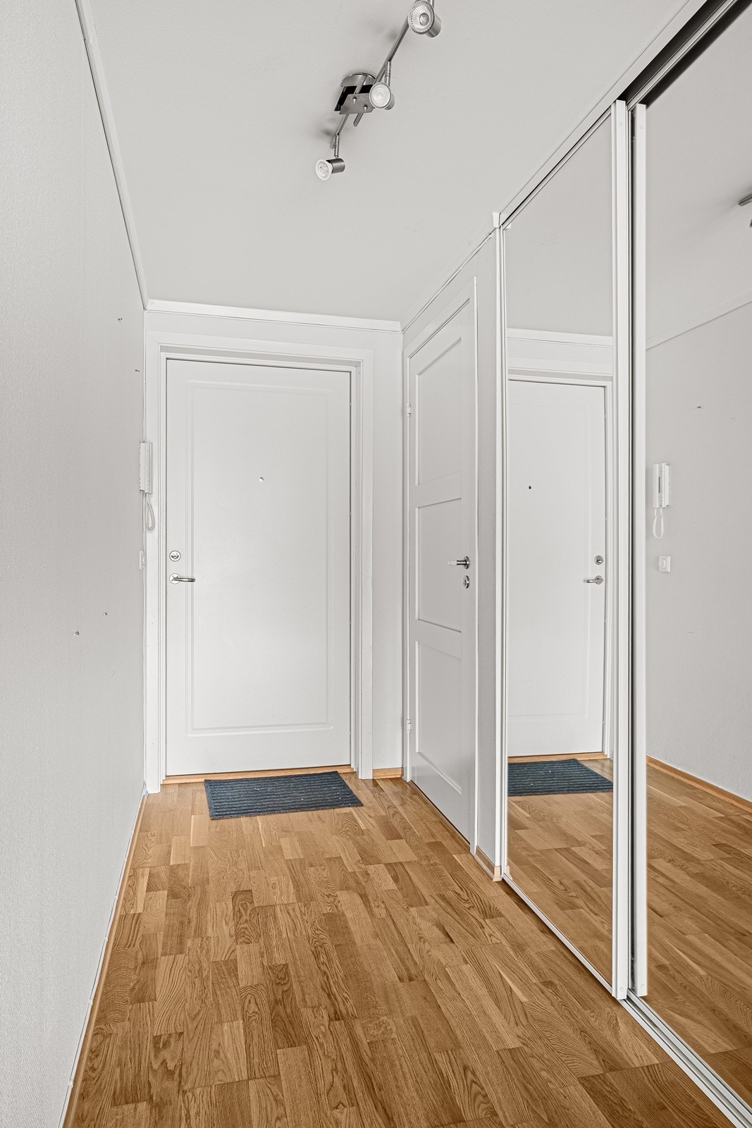 Leilighet med alt på en flate, beliggende i 4 etasje. Galleribilde